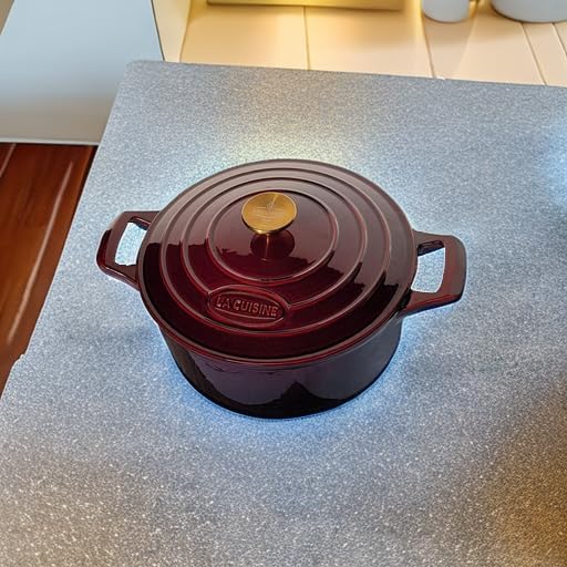 Cocotte Ovale en Fonte Émaillée La Cuisine – 5 L, Canneberge, Bouton Doré, Induction