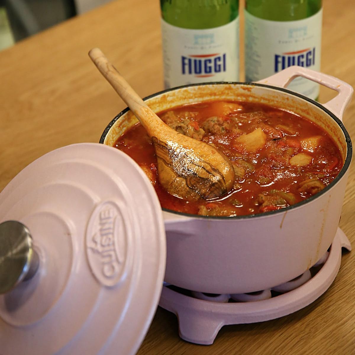 Cocotte Ovale en Fonte Émaillée La Cuisine – 5 L, Canneberge, Bouton Doré, Induction