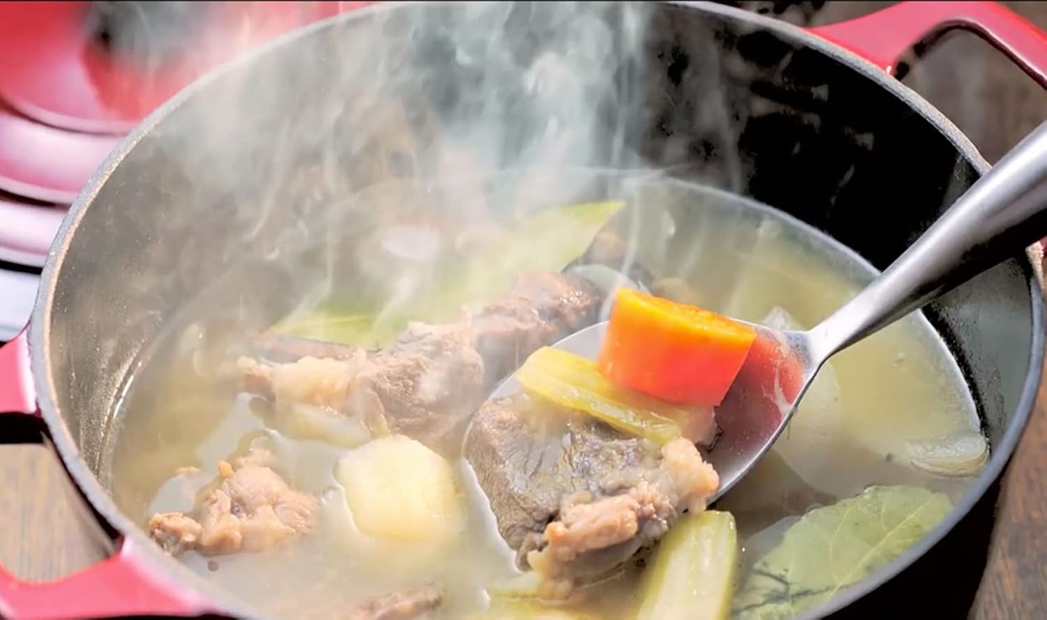 Cocotte Ovale en Fonte Émaillée La Cuisine – 5 L, Canneberge, Bouton Doré, Induction
