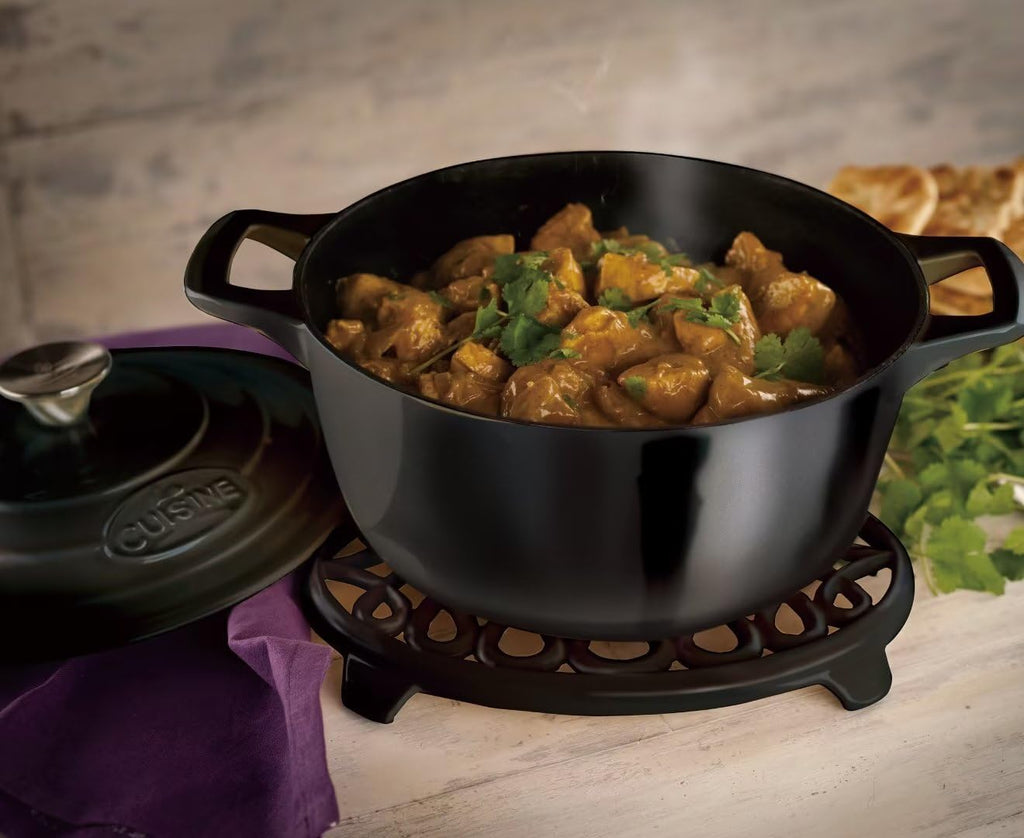 Cocotte Ovale en Fonte Émaillée La Cuisine – 5 L, Canneberge, Bouton Doré, Induction
