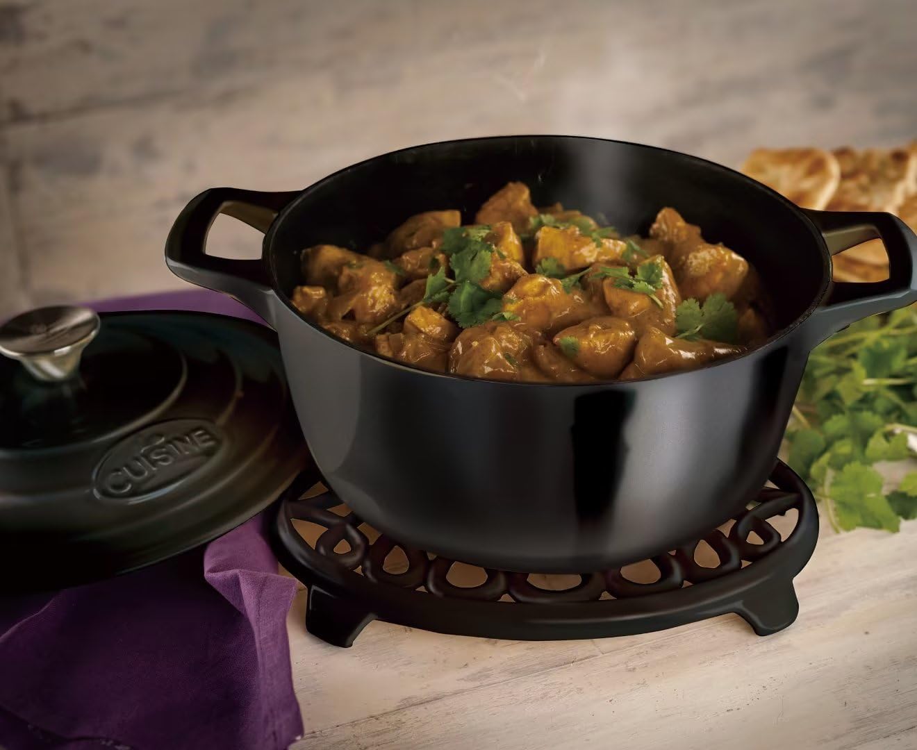 Cocotte Ovale en Fonte Émaillée La Cuisine – 5 L, Canneberge, Bouton Doré, Induction