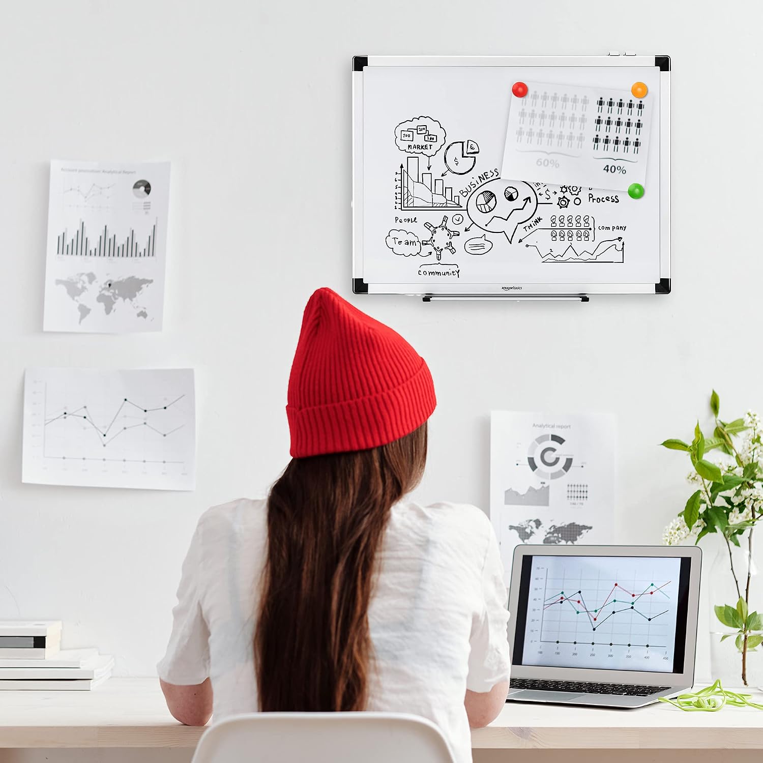 Amazon Basics Magnetisch droog uitwisbaar whiteboard met penhouder en aluminium stangen, wit, 60 x 45 cm
