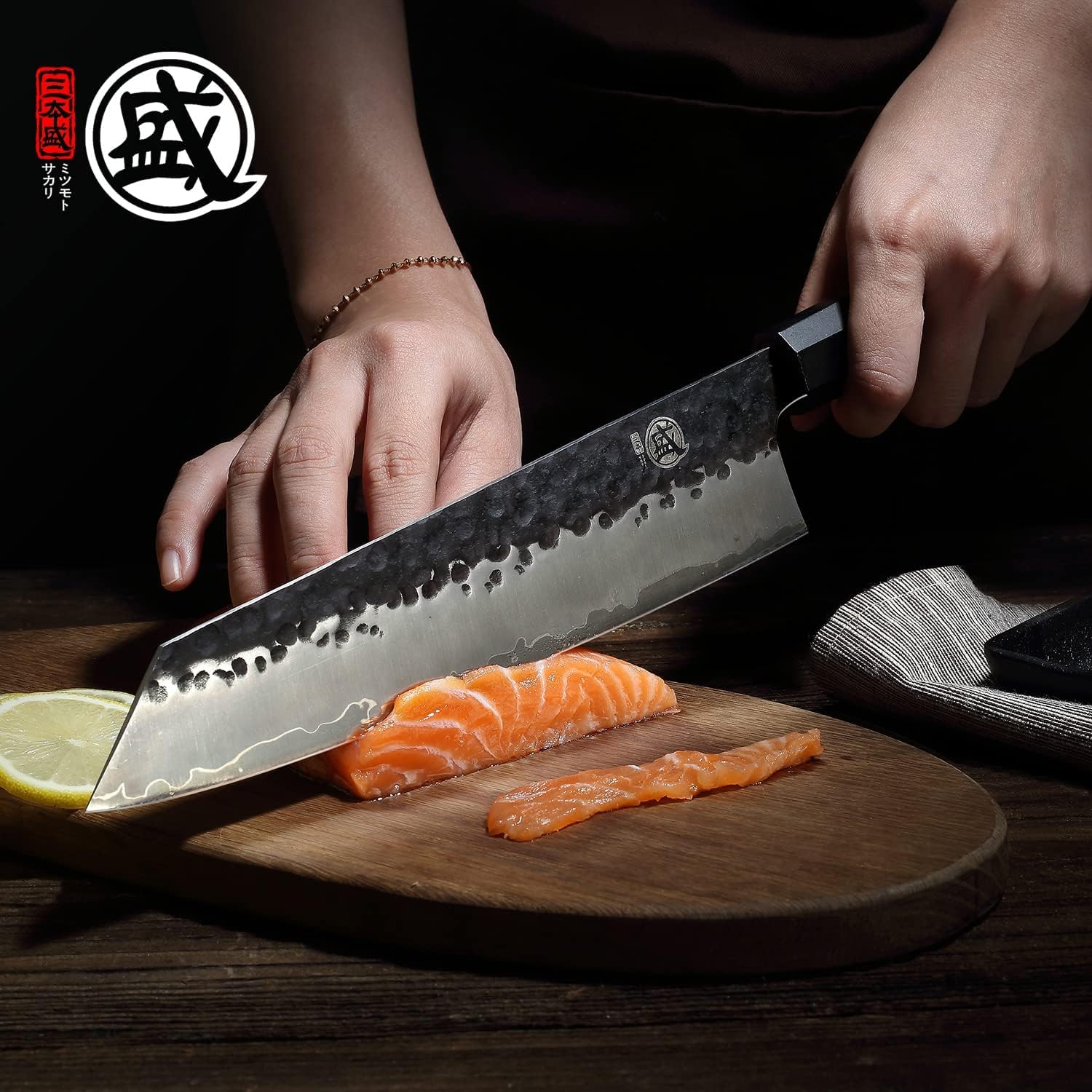 Couteau Gyuto Japonais MITSUMOTO SAKARI 22 cm – Forgé Main, Acier Haute Carbone, Bois de Rose