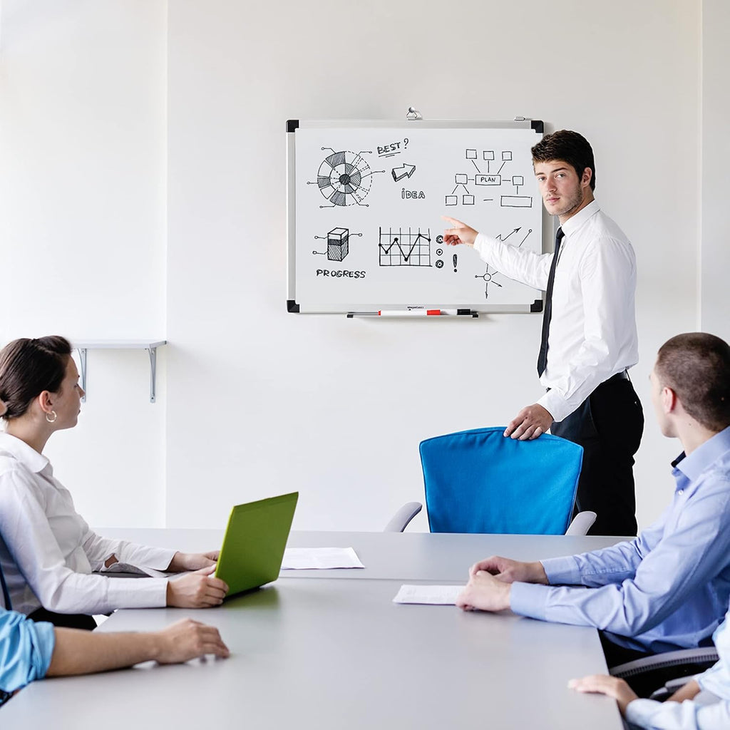 Amazon Basics Magnetisch droog uitwisbaar whiteboard met penhouder en aluminium stangen, wit, 60 x 45 cm