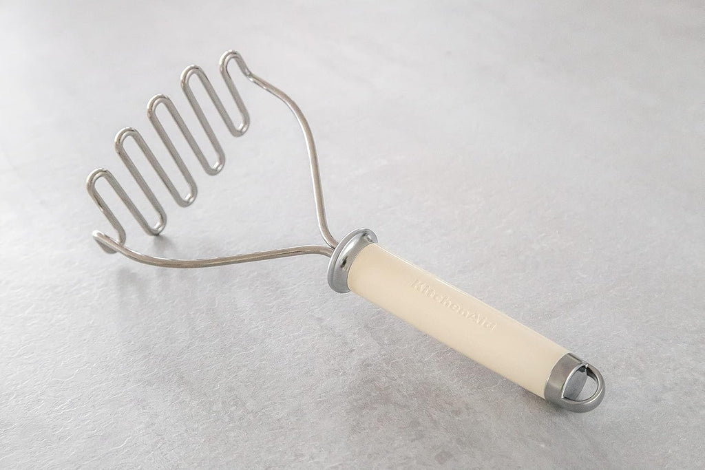 Presse-Purée KitchenAid Acier Inoxydable – Manche Ergonomique Antidérapant, Crème Amande