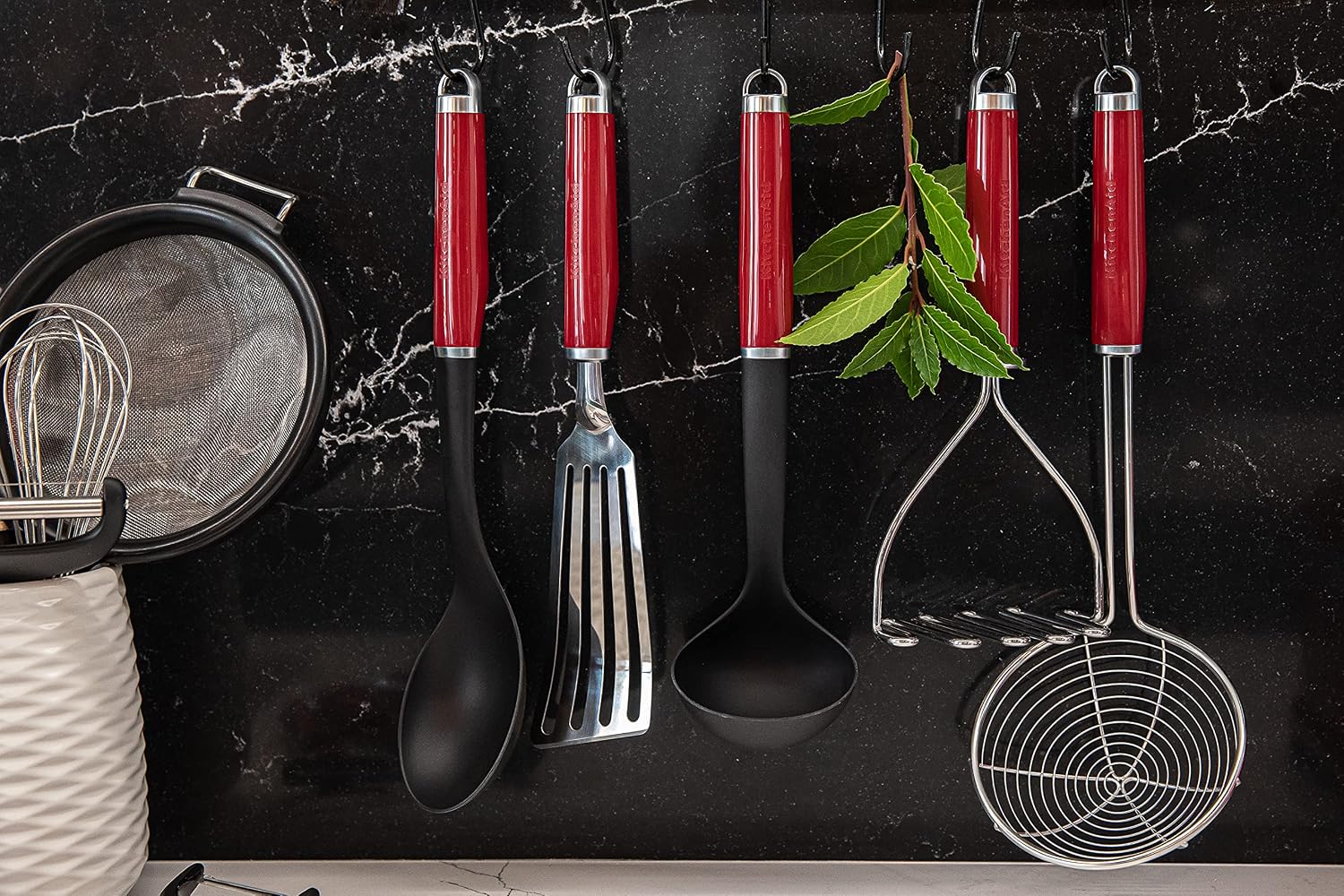 Presse-Purée KitchenAid Acier Inoxydable – Manche Ergonomique Antidérapant, Crème Amande